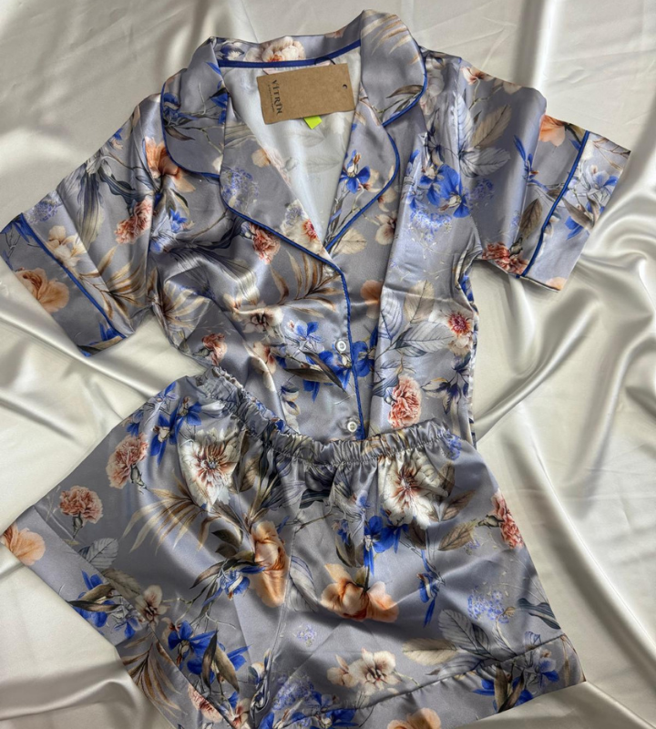 Kısa kol şortlu Alt üst saten çiçek desenli pijama takım